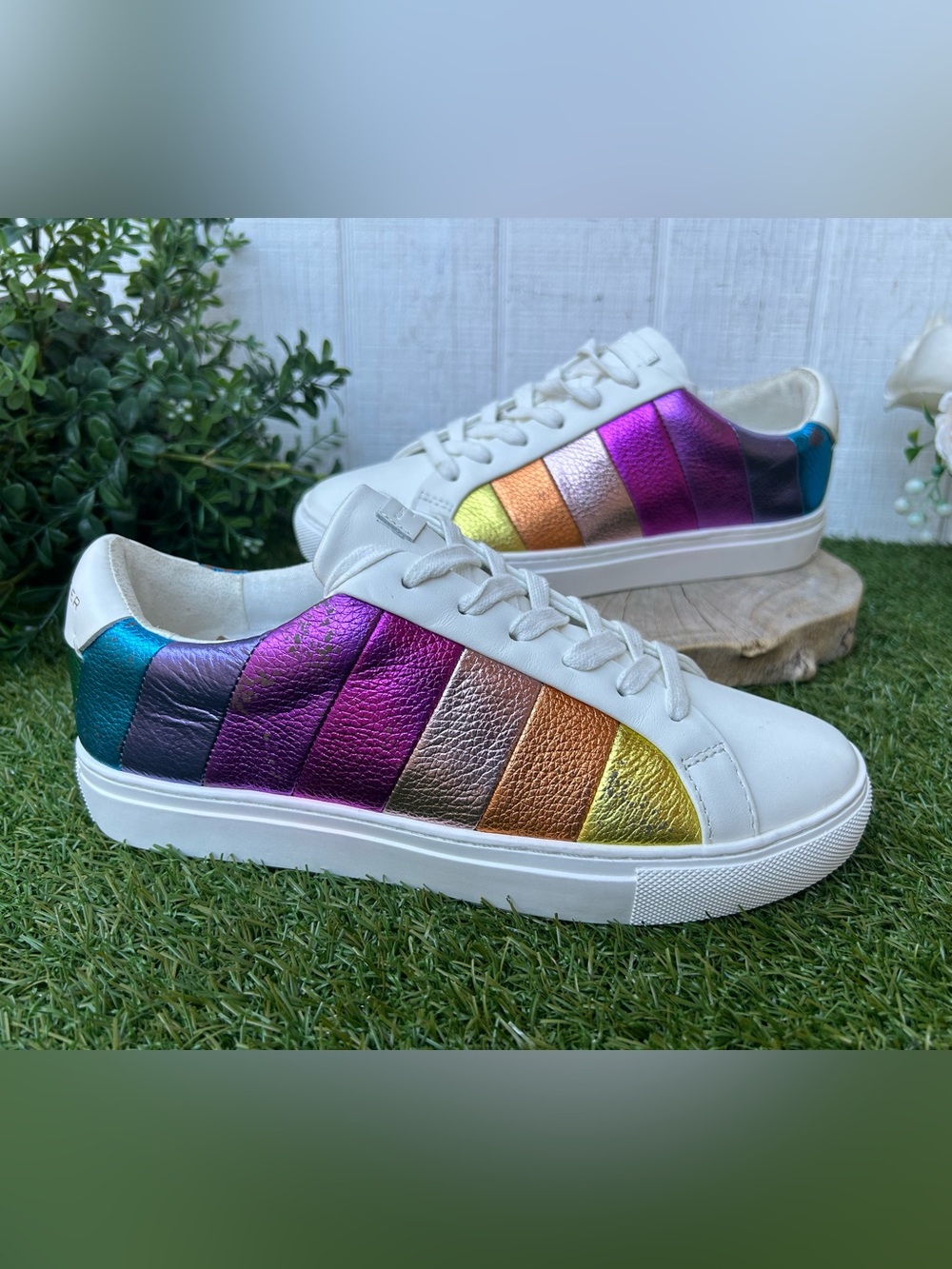 KURT GEIGER  LONDON
LANE STRIPE SNEAKER
Sz 39 US 9 new 
$150 COLOUR: MULTI/OTHER